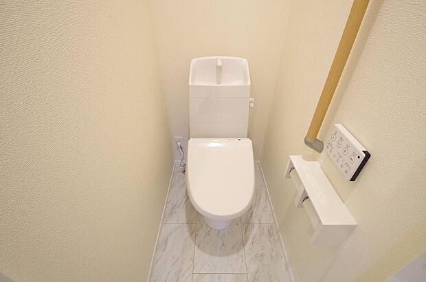 少ない水を有効に使って、汚れも効率よく洗浄します。便器は奥までふちのない掃除がしやすい形状です。