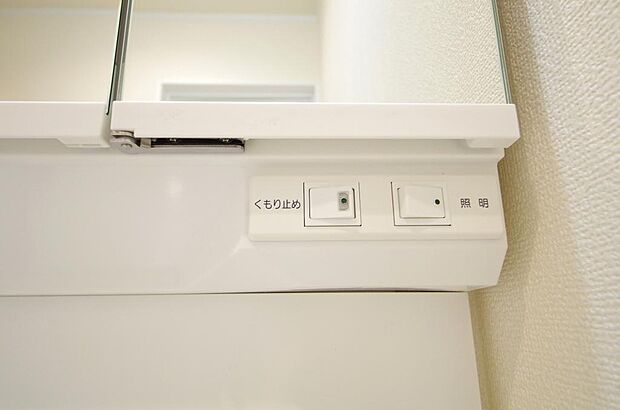 洗面台には、照明とコンセントが標準装備されております。コンセントの容量は1300Wまで大丈夫です。