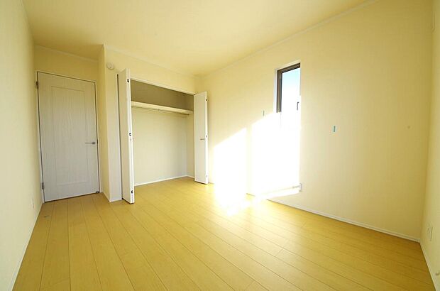 木の質感が優しい床材と豊富な収納が特徴的な、心に温かさを感じる内装です。