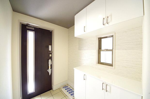 棚板が多く、沢山の靴が収納可能。棚板は稼働可能ですのでブーツやヒールの高い靴も収納でき便利です。