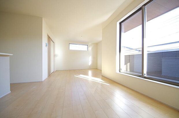 明るい陽光が差し込み開放的なリビング　ダイニングを演出し、ゆとりある空間はご満足いただけます。