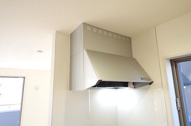 キッチン上部には、ブーツ型の照明付きのレンジフードが標準装備されております。