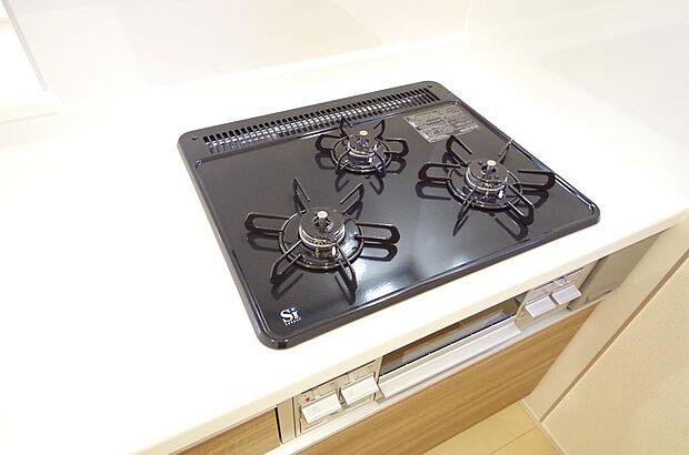 三ツ口コンロはＳｉセンサーが組み込まれています。長時間の使用の際にセンサーが自動でストップします。