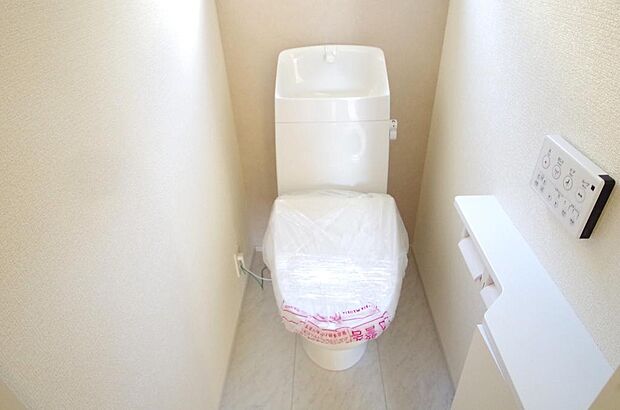 少ない水を有効に使って、汚れも効率よく洗浄します。便器は奥までふちのない掃除がしやすい形状です。