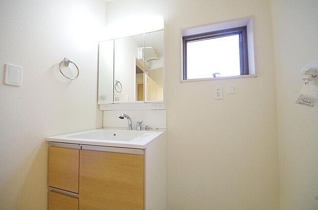 家族全員で利用するパブリックスペースとなりますので、鏡周りの収納ですっきり洗面台がご利用いただけます