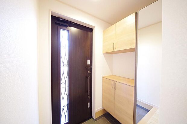 棚板が多く、沢山の靴が収納可能。棚板は稼働可能ですのでブーツやヒールの高い靴も収納でき便利です。