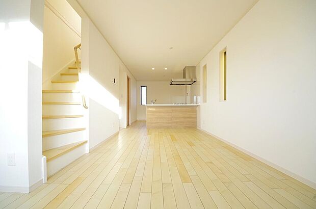 明るい陽光が差し込み開放的なリビング　ダイニングを演出し、ゆとりある空間はご満足いただけます。