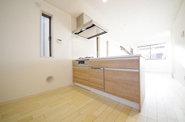 リビング　ダイニング全体が見渡せるキッチンは、リビングのお子様の様子を見守りながら家事ができます。