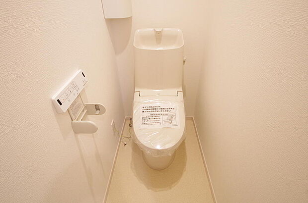 少ない水を有効に使って、汚れも効率よく洗浄します。便器は奥までふちのない掃除がしやすい形状です。