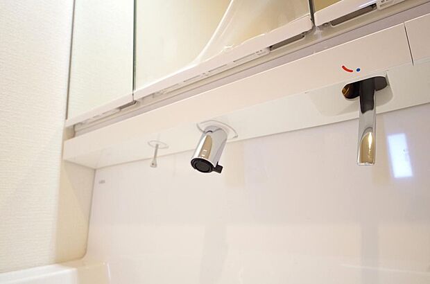 洗面台の給水口はホースが伸びるので朝シャン出来ます。シングルレバーでお湯の温度も楽々調整出来ます。