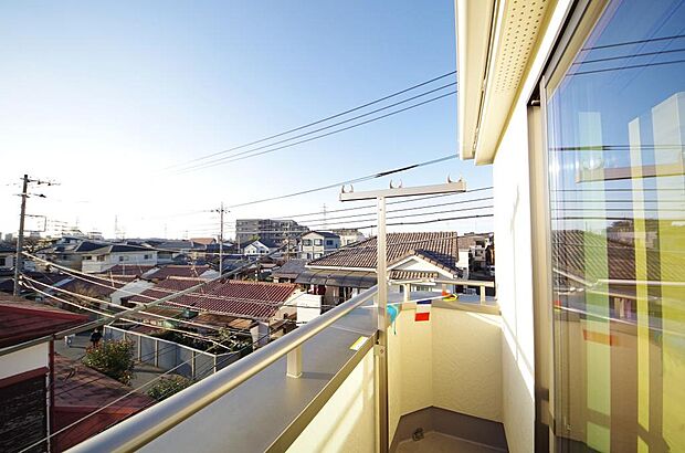 陽光あふれるバルコニーは、たくさんの光を浴びることができるのでお洗濯物やお布団もしっかり干せます。