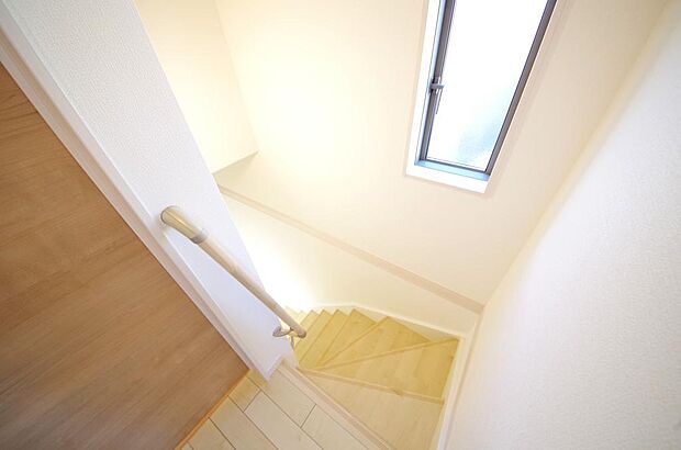 階段には手すりを標準装備することで、お子様やご高齢者の安全性にも配慮しております。