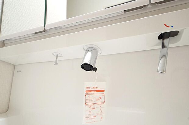 洗面台の給水口はホースが伸びるので朝シャン出来ます。シングルレバーでお湯の温度も楽々調整出来ます。