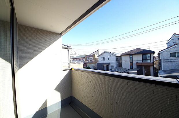 陽光あふれるバルコニーは、たくさんの光を浴びることができるのでお洗濯物やお布団もしっかり干せます。