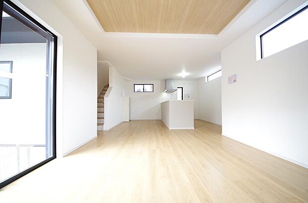 明るい陽光が差し込み開放的なリビング　ダイニングを演出し、ゆとりある空間はご満足いただけます。