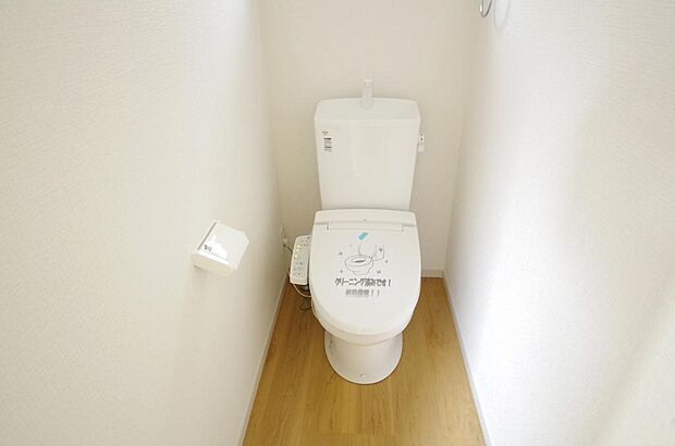 少ない水を有効に使って、汚れも効率よく洗浄します。便器は奥までふちのない掃除がしやすい形状です。
