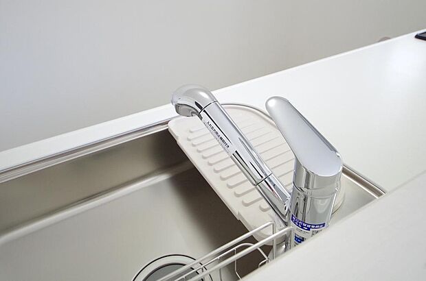 キッチンの水栓はホースが伸びますので、大きな鍋も楽に洗う事が出来ます。浄水器もビルトインです。