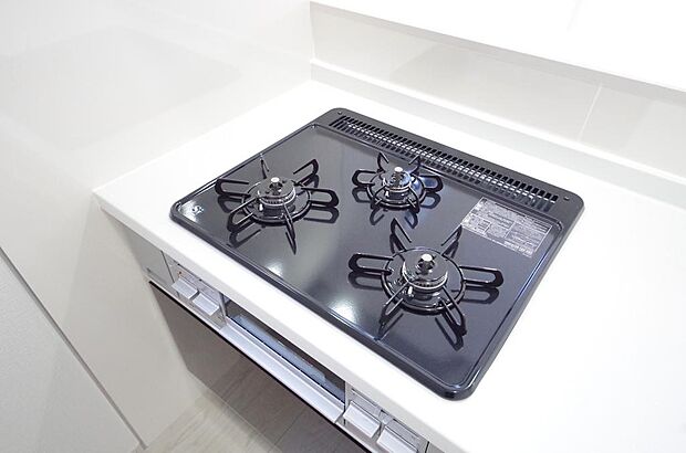 三ツ口コンロはＳｉセンサーが組み込まれています。長時間の使用の際にセンサーが自動でストップします。