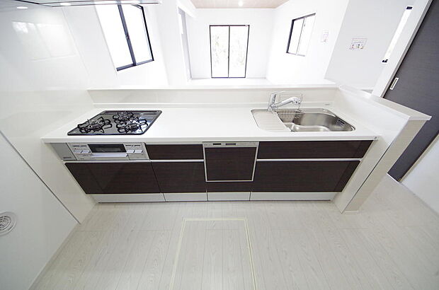 キッチンには耐久性が高く、お手入れも簡単で人工大理石トップを採用して、キッチンを優雅に演出しました。