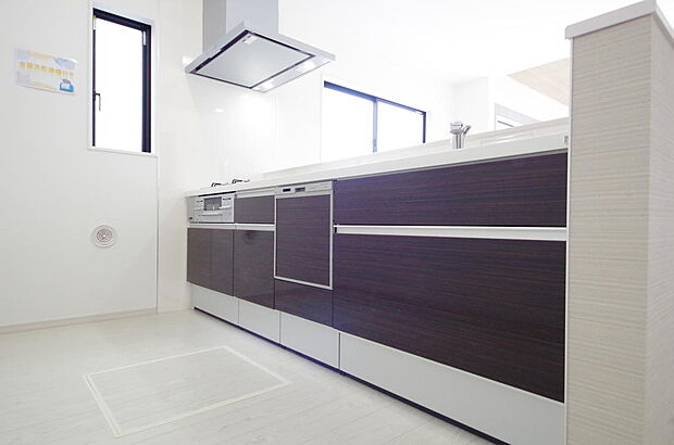 キッチンには耐久性が高く、お手入れも簡単で人工大理石トップを採用して、キッチンを優雅に演出しました。