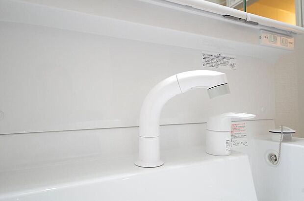 洗面台の給水口はホースが伸びるので朝シャン出来ます。シングルレバーでお湯の温度も楽々調整出来ます。