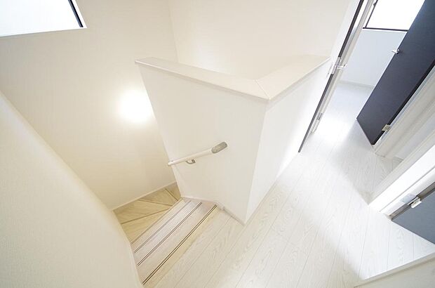 階段には手すりを標準装備することで、お子様やご高齢者の安全性にも配慮しております。