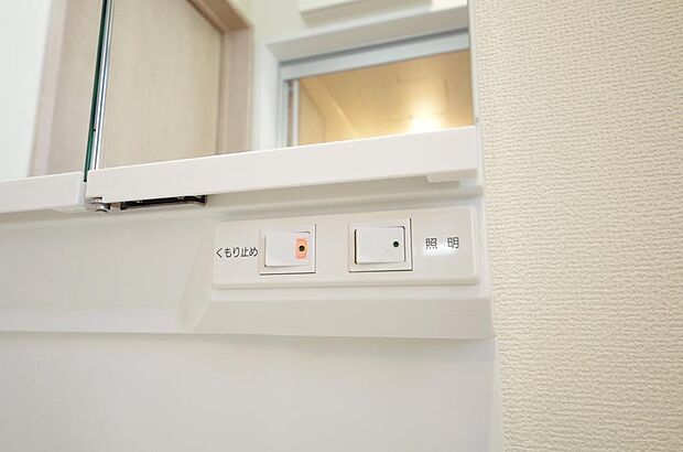 洗面台には、照明とコンセントが標準装備されております。コンセントの容量は1300Wまで大丈夫です。