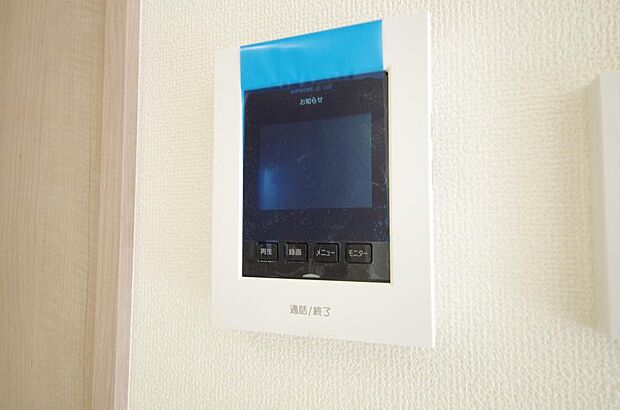 来訪者を映像と音声で確認可能なので、煩わしいセールスにも住戸内で対話可能です。