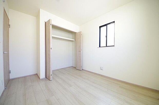 木の質感が優しい床材と豊富な収納が特徴的な、心に温かさを感じる内装です。