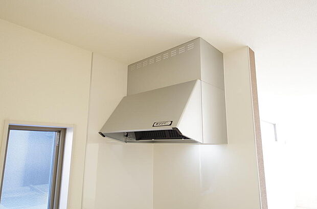 キッチン上部には、ブーツ型の照明付きのレンジフードが標準装備されております。