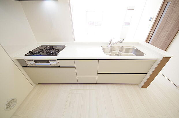 キッチンには耐久性が高く、お手入れも簡単で人工大理石トップを採用して、キッチンを優雅に演出しました。