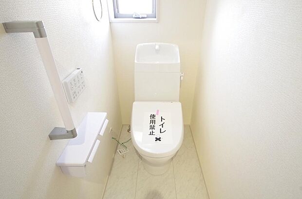 少ない水を有効に使って、汚れも効率よく洗浄します。便器は奥までふちのない掃除がしやすい形状です。