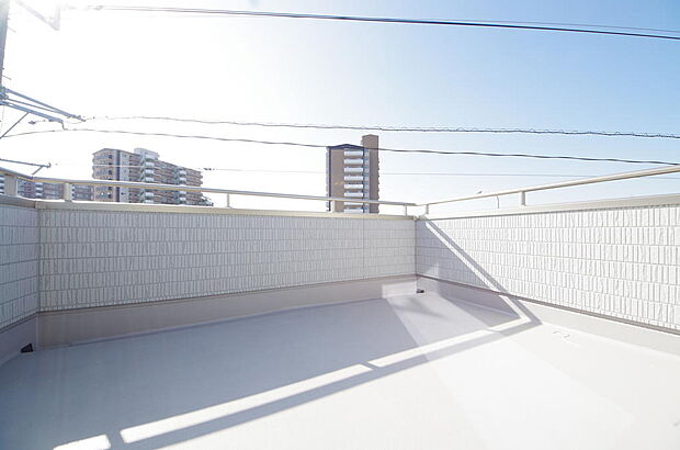 陽光あふれるバルコニーは、たくさんの光を浴びることができるのでお洗濯物やお布団もしっかり干せます。