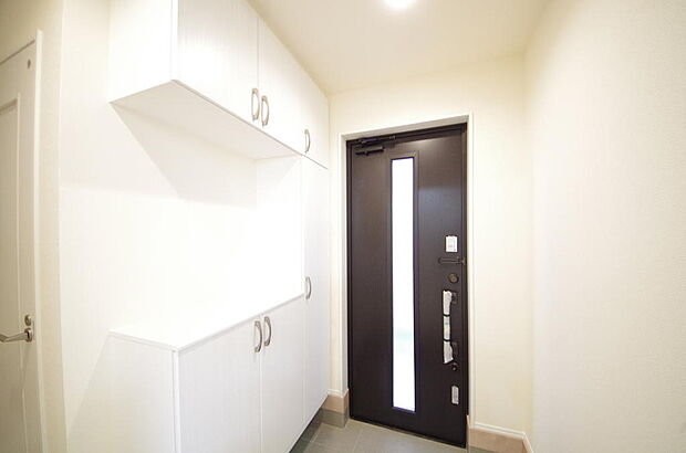 棚板が多く、沢山のの靴が収納可能。棚板は稼働可能ですのでブーツやヒールの高い靴も収納でき便利です。