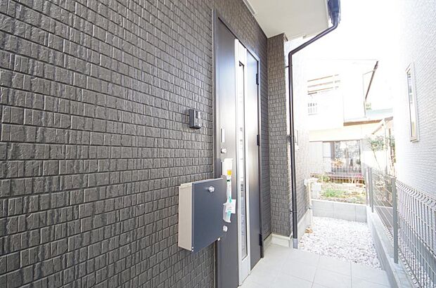 玄関はいわばその邸宅の顔です。だからこそ、迎賓のためにしつらえを細部まで施しました。