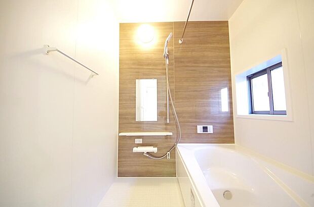 心地よい入浴タイムを追求した大きな浴槽とアクセントパネルで、より高級感が演出されます。