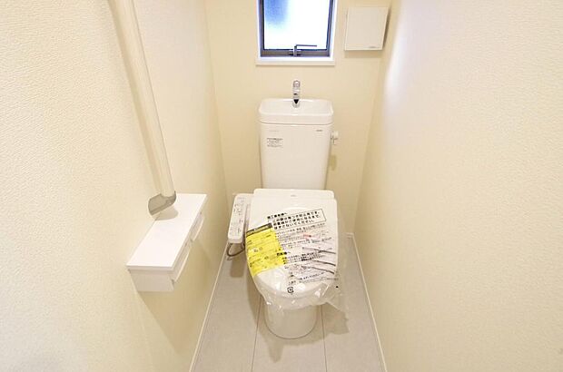 少ない水を有効に使って、汚れも効率よく洗浄します。便器は奥までふちのない掃除がしやすい形状です。