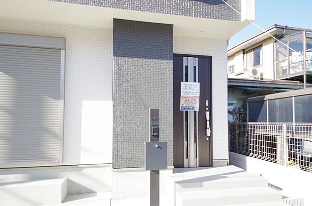 玄関はいわばその邸宅の顔です。だからこそ、迎賓のためにしつらえを細部まで施しました。