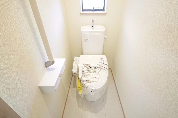 少ない水を有効に使って、汚れも効率よく洗浄します。便器は奥までふちのない掃除がしやすい形状です。