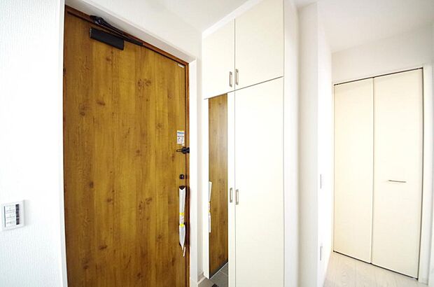 玄関を美しく整理できる収納量豊かなシューズインクロークです。高さの調整できる棚板を採用しております。