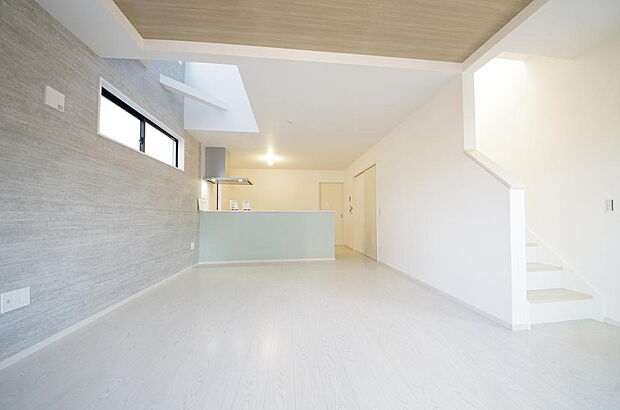 明るい陽光が差し込み開放的なリビング ダイニングを演出し、ゆとりある空間はご満足いただけます。