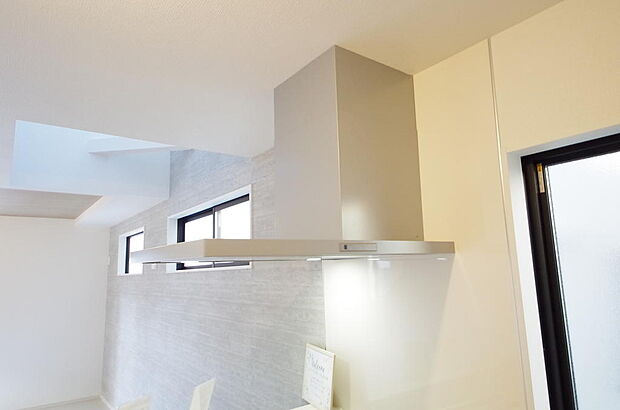 キッチン上部には、ブーツ型の照明付きのレンジフードが標準装備されております。