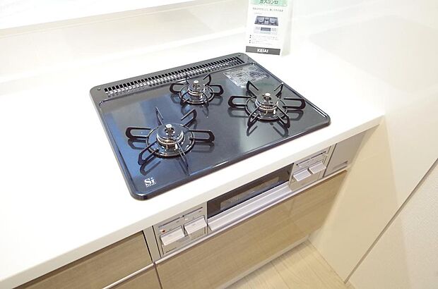 三ツ口コンロはSiセンサーが組み込まれています。長時間の使用の際にセンサーが自動でストップします。
