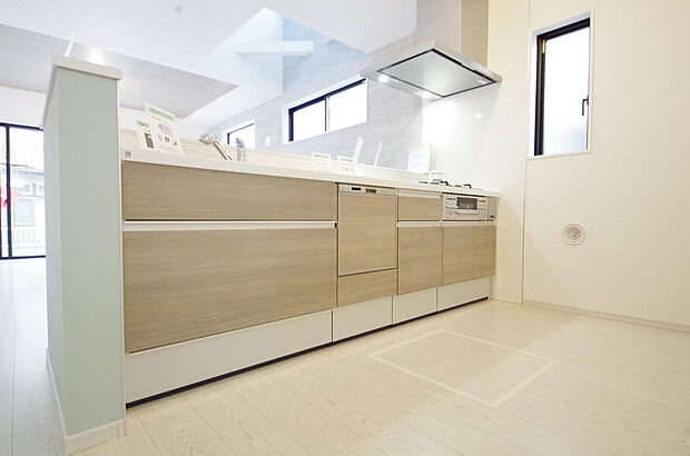 キッチンには耐久性が高く、お手入れも簡単で人工大理石トップを採用して、キッチンを優雅に演出しました。