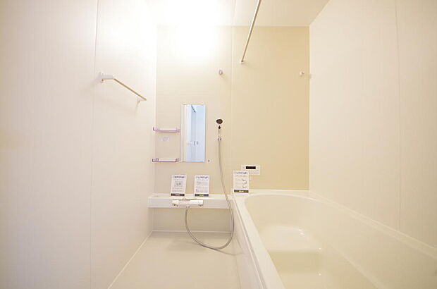 心地よい入浴タイムを追求した大きな浴槽とアクセントパネルで、より高級感が演出されます。