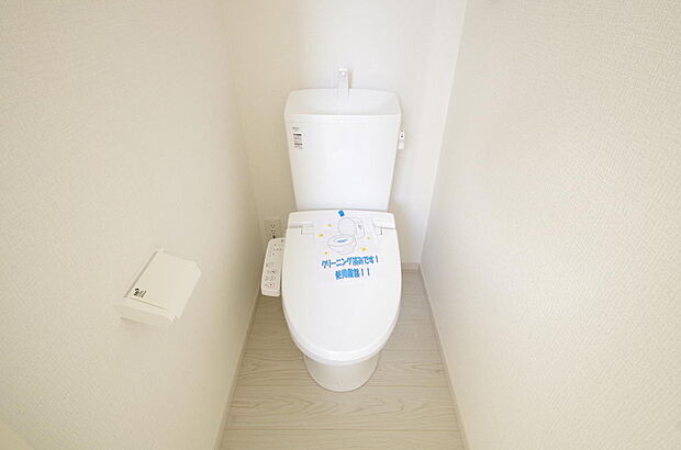 少ない水を有効に使って、汚れも効率よく洗浄します。便器は奥までふちのない掃除がしやすい形状です。