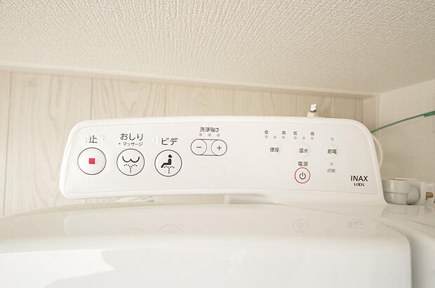 ウォシュレット機能　暖房便座は必需品です。１階　２階の両方のトイレに付いてます。
