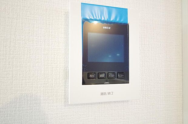 来訪者を映像と音声で確認可能なので、煩わしいセールスにも住戸内で対話可能です。