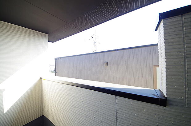 陽光あふれるバルコニーは、たくさんの光を浴びることができるのでお洗濯物やお布団もしっかり干せます。