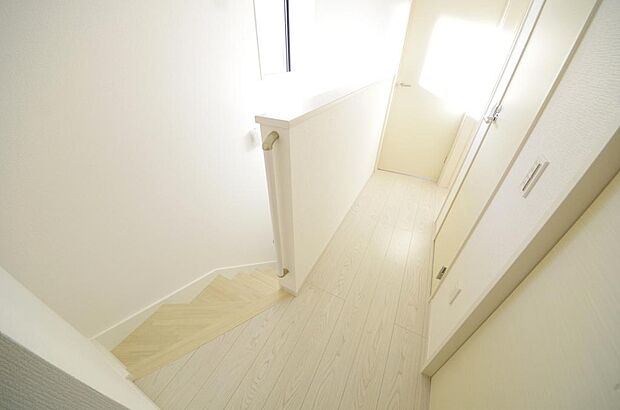 階段には手すりを標準装備することで、お子様やご高齢者の安全性にも配慮しております。
